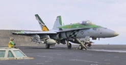 Academy 12432 1:72 F/A-18C "Hornet Chippy Ho! 2009" Airplane Kit