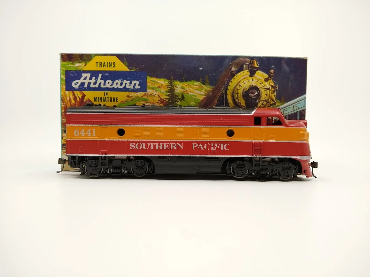 Athearn 3135 HO SP Daylight F-7 A Unit Powered Diesel Locomotive 2 Athearn 3135 HO SP Daylight F-7 A Unit Powered Diesel Locomotive - Image 2
